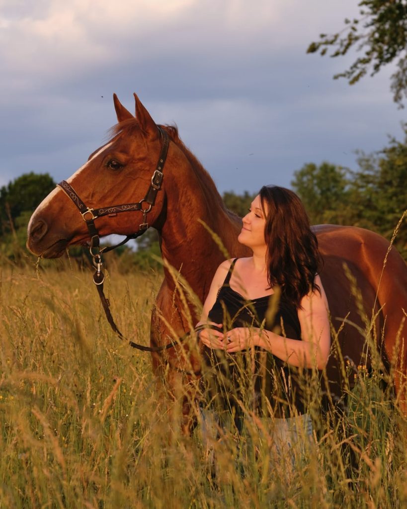 Arya sereine regarde son cheval Bamby au couché du soleil dans les Vosges
