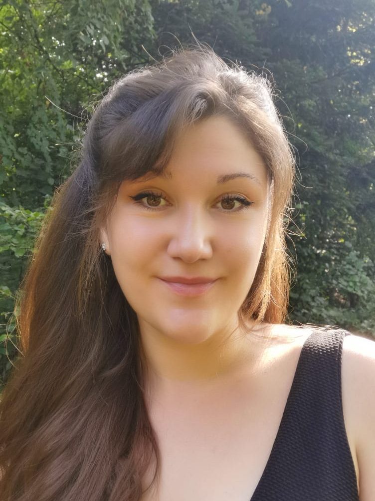 Portrait dans la nature d'Arya, fondatrice d'Arya Slowlife, praticienne bien-être dans les Vosges 